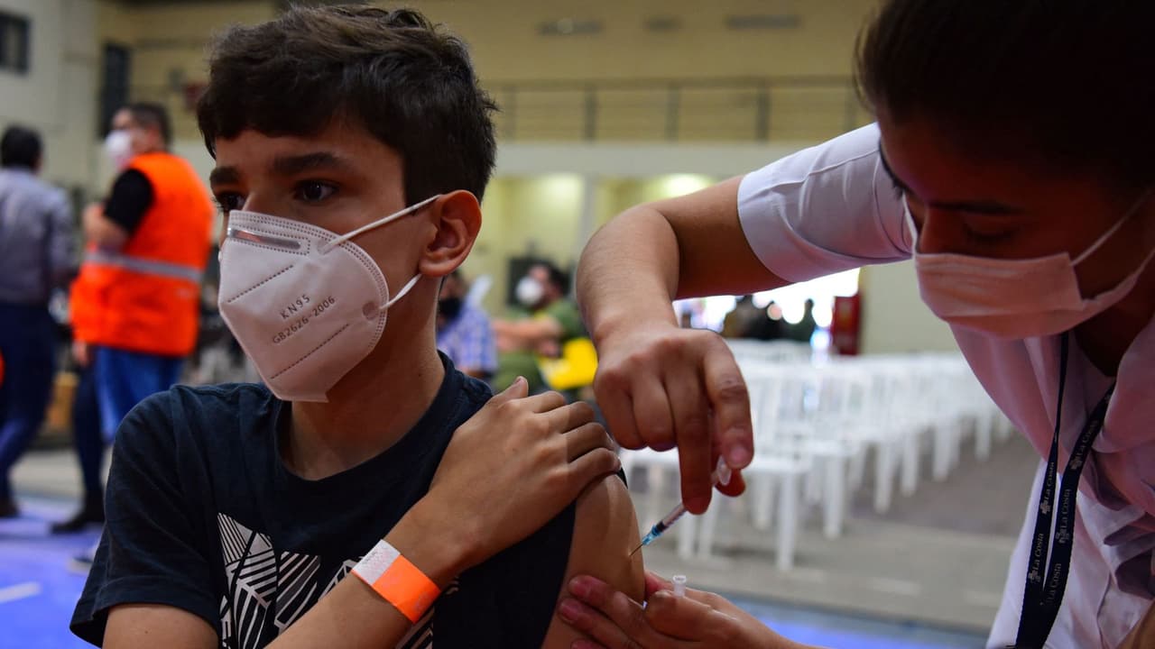 Médicos advierten que la vacuna contra el covid-19 no está autorizada para niños menores de 12 años