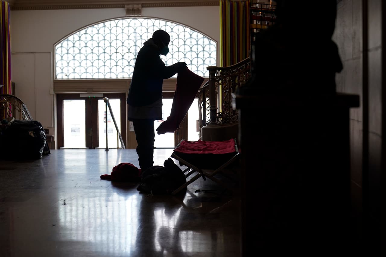 Un hombre prepara su espacio para dormir dentro de un refugio establecido en una iglesia de San Antonio, Texas. La policía de Houston dijo que una mujer y una niña murieron por intoxicación por monóxido de carbono al quedarse dentro de un automóvil en un garaje con el motor en marcha para mantenerse calientes. Autoridades de salud dijeron que decenas de personas han sido tratadas por intoxicación con monóxido de carbono y al menos 77 fueron tratadas por hipotermia.