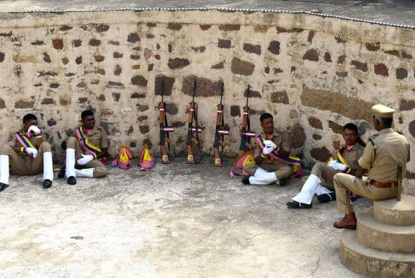 Policías descansan tras un ensayo del Día de la Independencia en Nueva Delhi.