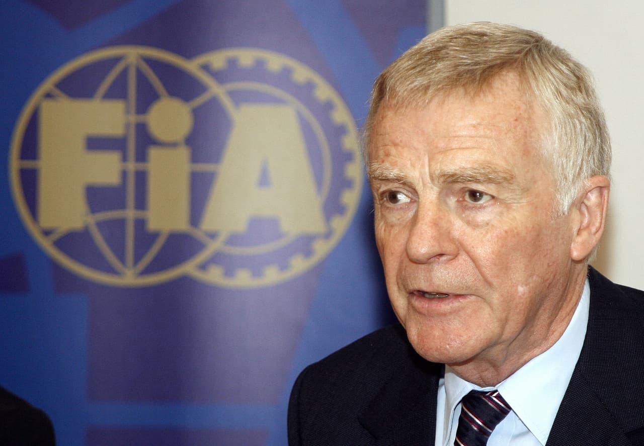 Aún como presidente de la Federación Internacional de Automovilismo y a sus 68 años, se dijo que Max Mosley gastó 3 mil dólares en servicios de una orgía sadomasoquista con temática nazi.
