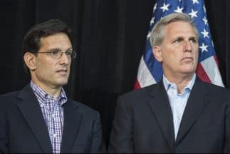 Los congresistas republicanos Kevin McCarthy, tercero en la sucesión de mando, y Eric Cantor, jefe de la mayoría en la Cámara de Representantes.