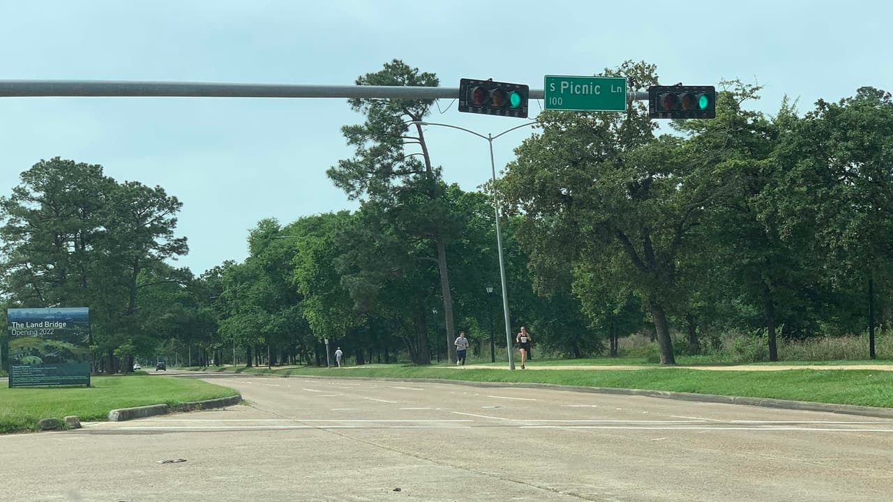 Las autoridades utilizaron señalamientos para cerrar las entradas del parque Memorial y como conos de plástico.