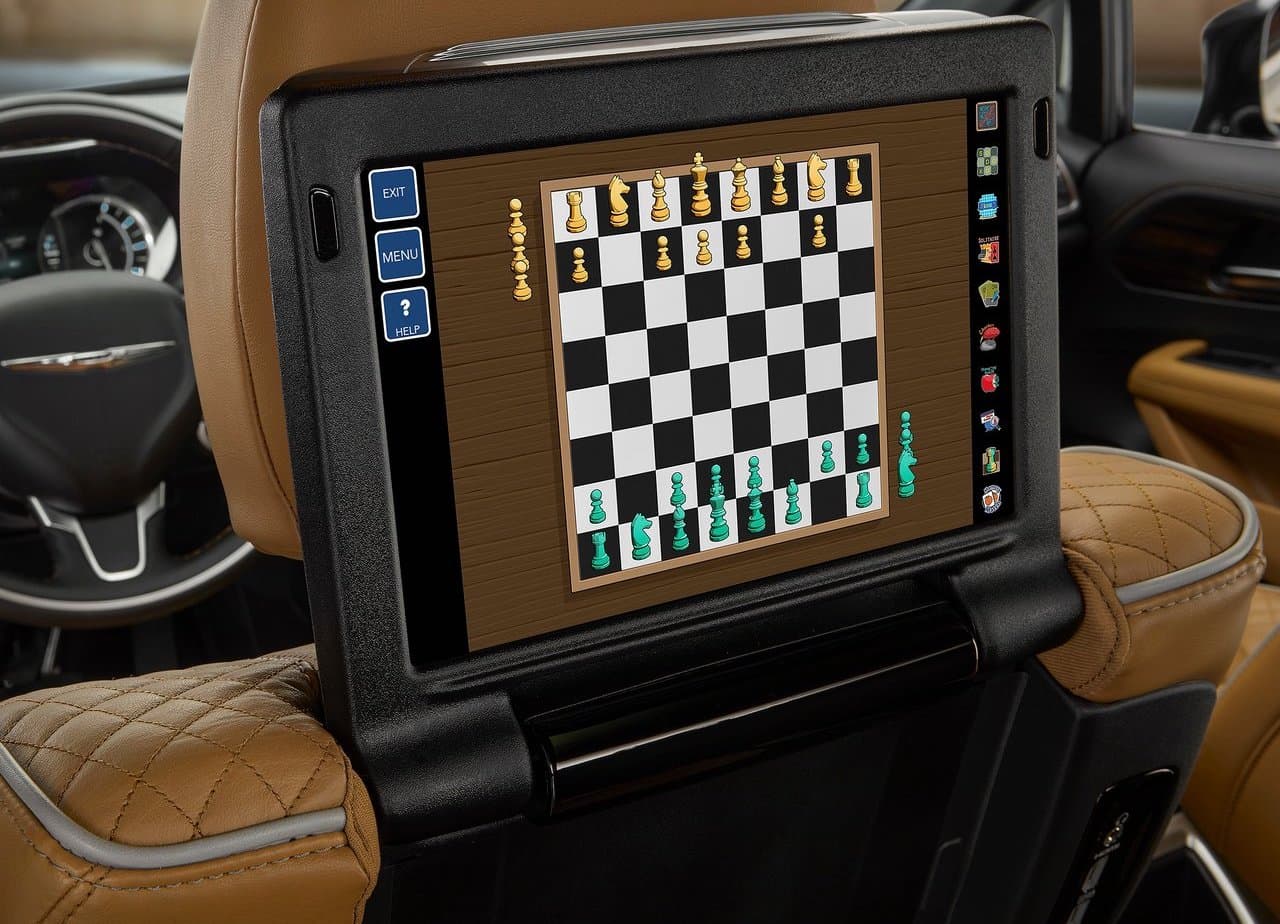 En la segunda fila, los ocupantes pueden disfrutar de dos pantallas táctiles que cuenta con nuevos juegos como ajedrez y chaquetes.