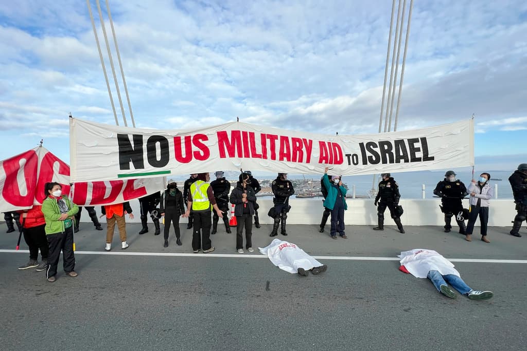 Este mañana había un embotellamiento en el Bay Bridge ya que decenas de manifestantes tomaron la vialidad para protestar por el apoyo de Estados Unidos a Israel en el conflico en Gaza.