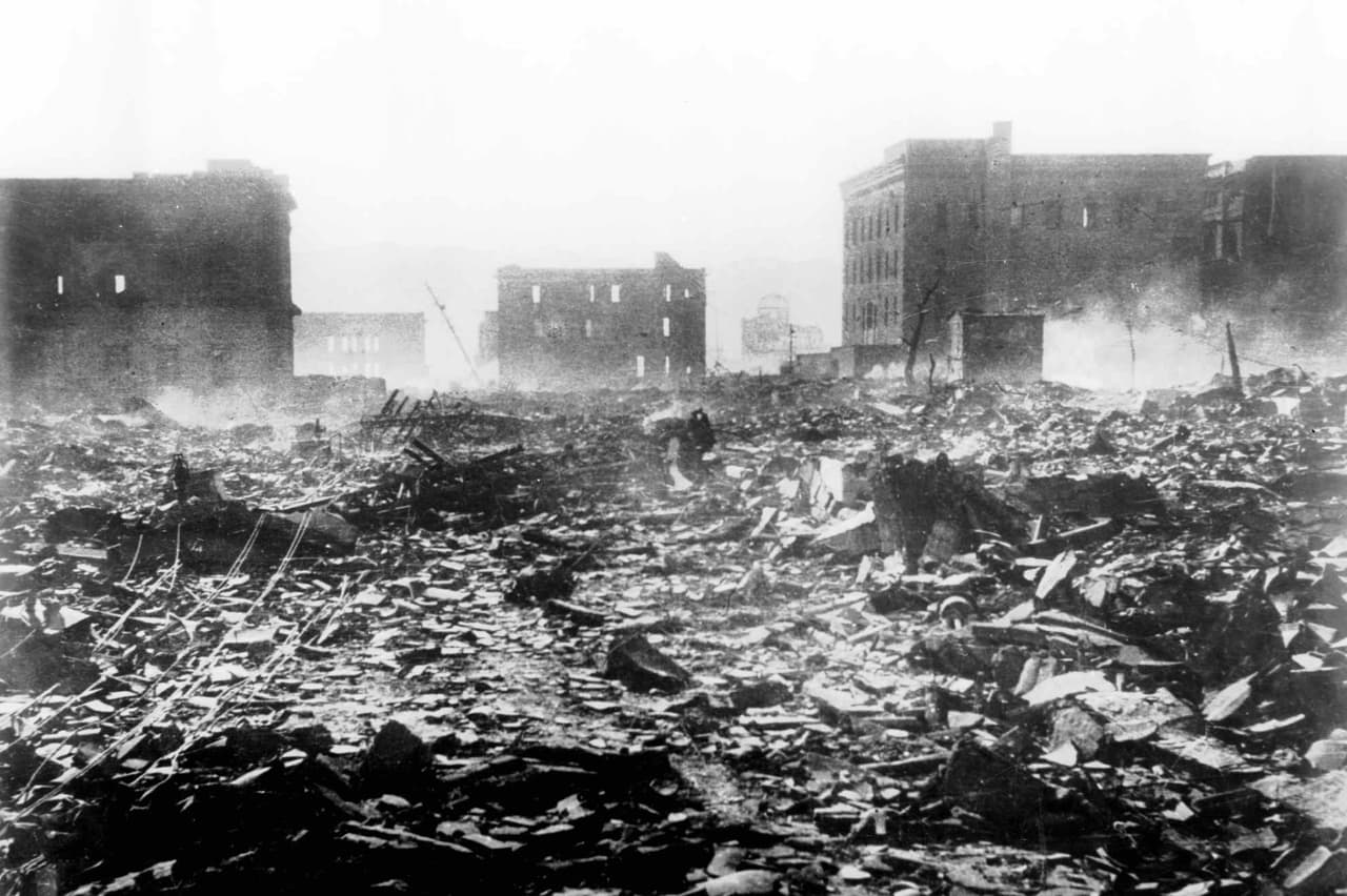 La destrucción en el centro de Hiroshima después de la explosión.
<br>
<br>Estados Unidos calculó que lograr la rendición de Japón con una invasión costaría meses de batallas y miles de vidas estadounidenses en el océano Pacífico. Esto llevó a la decisión de lanzar la bomba atómica, un arma en la que se trabajó contra reloj en
<a href="https://www.history.com/topics/world-war-ii/bombing-of-hiroshima-and-nagasaki"><u>un plan secreto que fue denominado “Proyecto Manhattan”</u></a>.
<br>