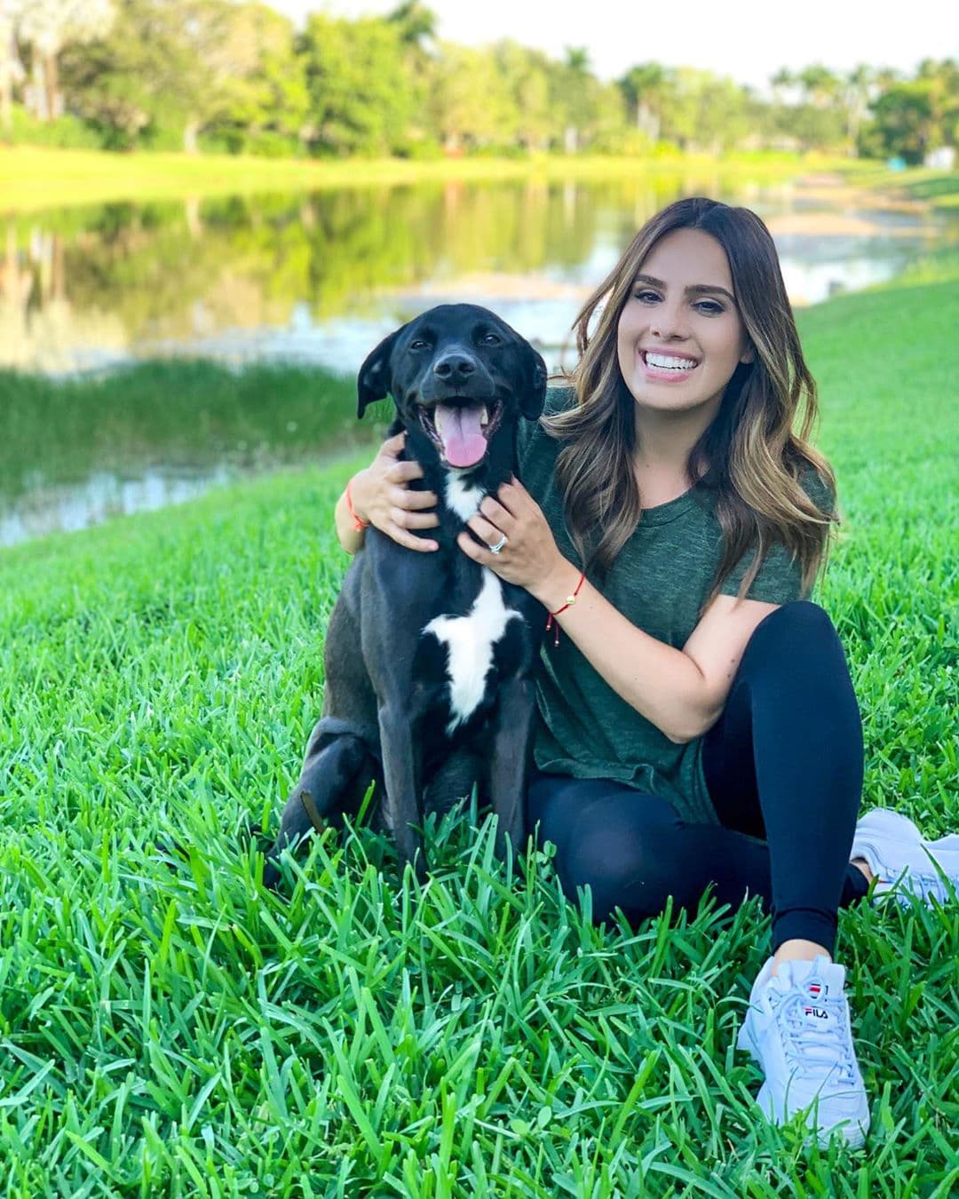 Raising Milo es el perrito de Andrea Chediak. Este amigo canino hasta tiene su propia cuenta de Instagram. La experta en moda lo adora y lo protege como parte de su familia.