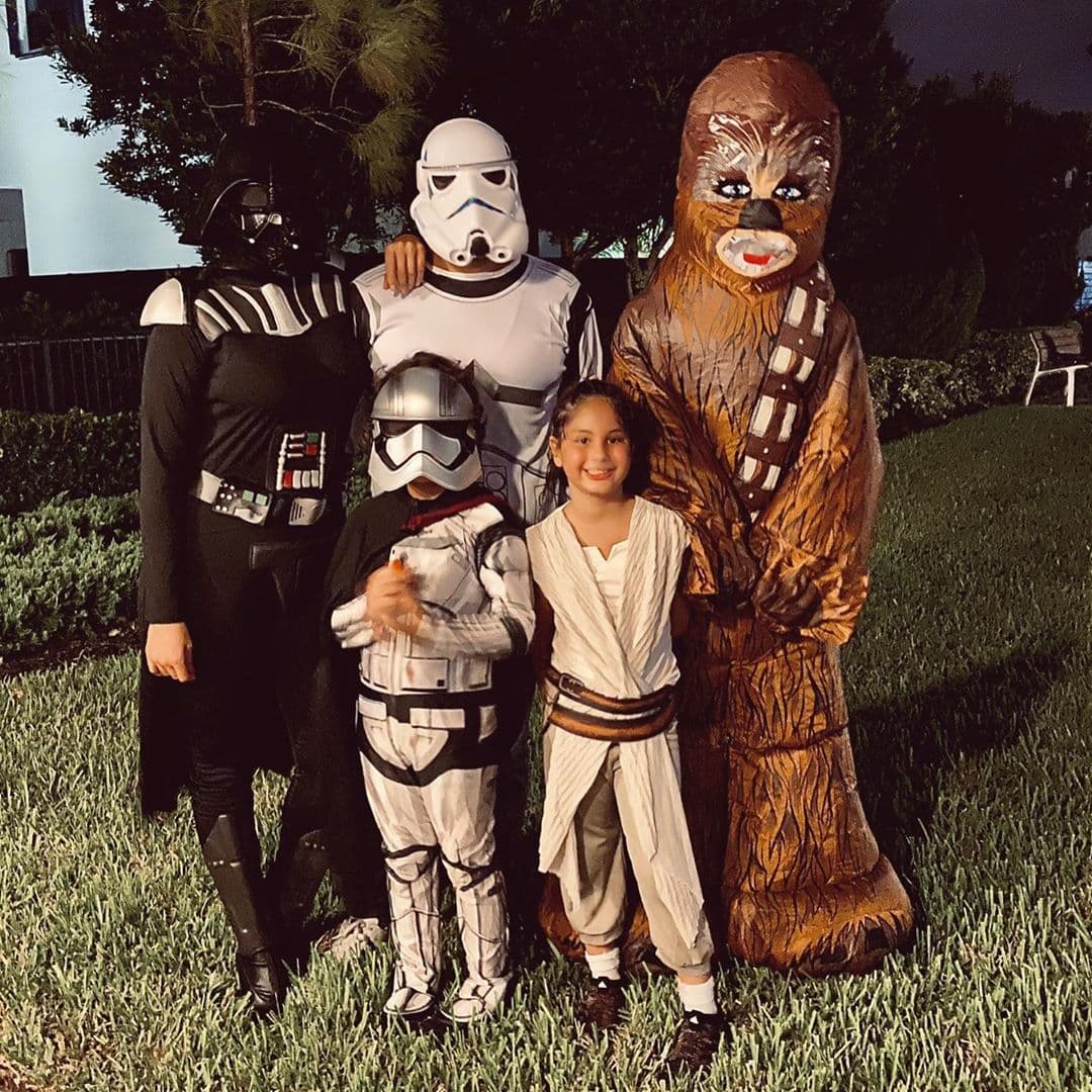 Otra familia que personificó a personajes de película en la Noche de Brujas fue la de nuestra reportera Astrid Rivera. Ella y sus tres hijos se convirtieron en seres galácticos.