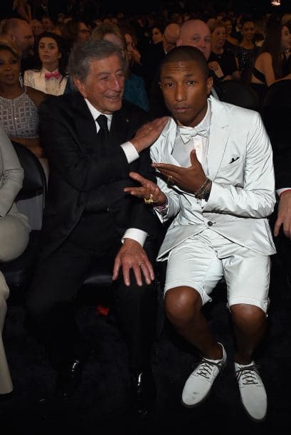 ¡Dos grandes! Tony Bennett y Pharrell Williams platicando en la noche de los GRAMMY.