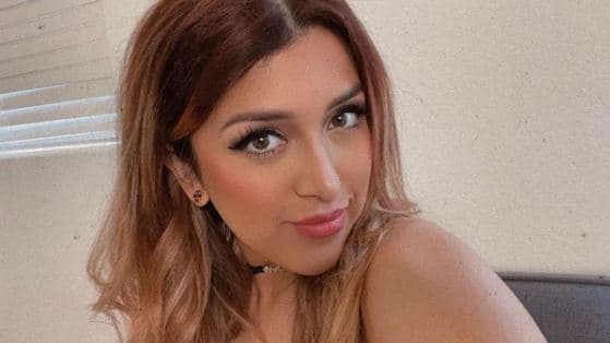 Así fue como Ivonne Aviléz creció completamente alejada de los reflectores. Estudió Administración de Negocios.