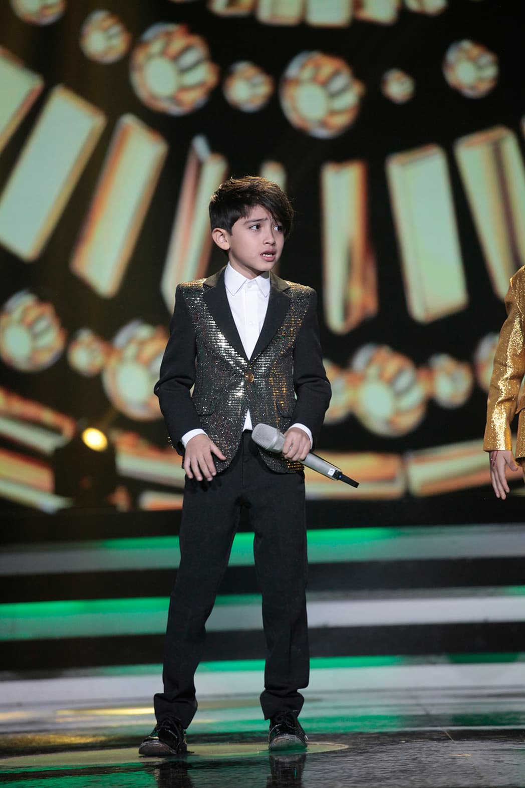 Mientras que su contrincante, Kenneth vistió un traje negro.