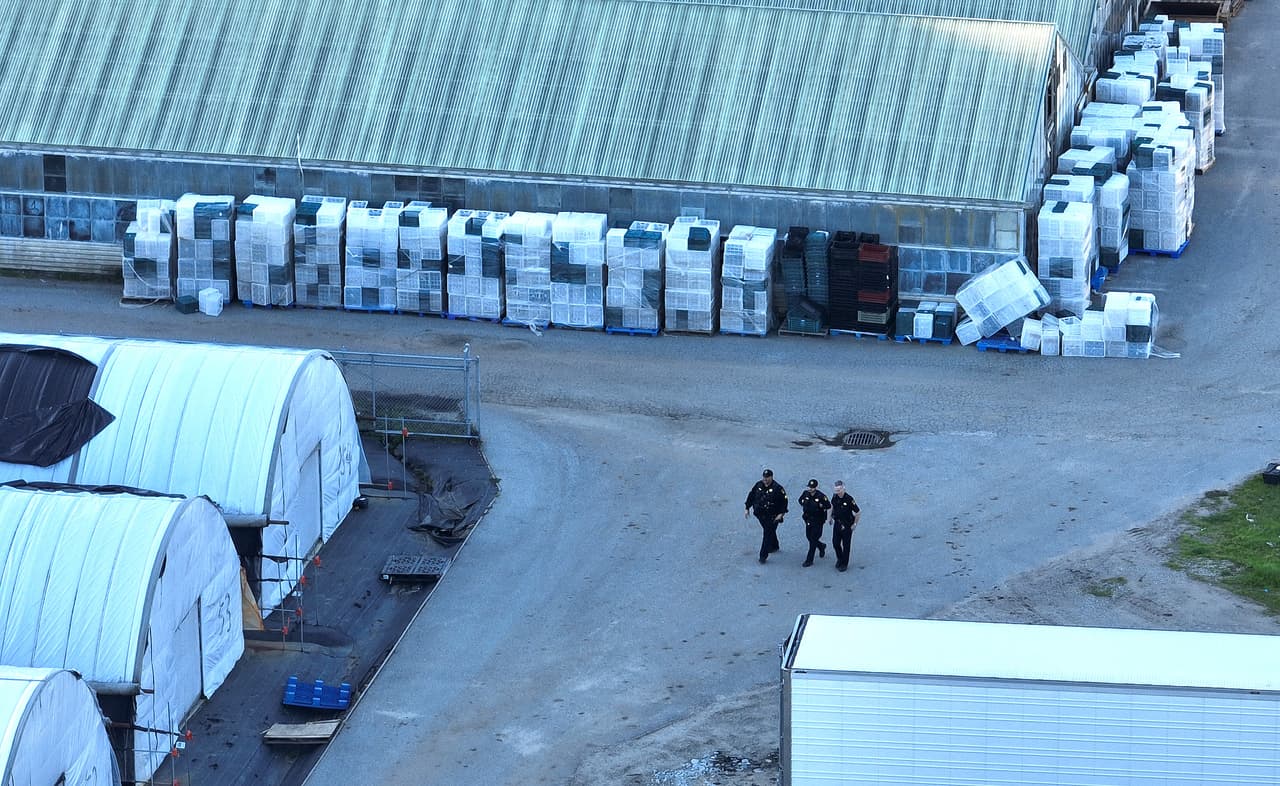 La oficina del Alguacil informó que el lunes 23 de enero alrededor de las 2:22 pm sus oficiales respondieron al llamado de emergencia de un tiroteo que había dejado múltiples víctimas en la cuadra 12700 de San Mateo Road, donde se encuentra ubicada la granja Mountain Mushroom Farms.
<br>
<br>En el lugar encontraron a cuatro personas muertas por heridas de bala; una quinta persona, que ahora se sabe era el inmigrante oaxaqueño Pedro Félix Romero Pérez, fue llevada al Centro Médico de la Universidad de Stanford, donde ya se recupera.