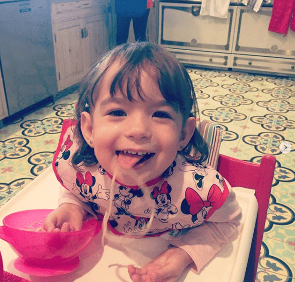 Mmm... ¡Qué rico! Michelle sí que sabe disfrutar de una buena comida.