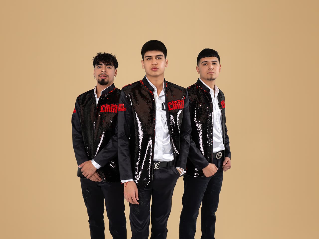 <b>Los Del Limit</b>
<br>Esta agrupación es una de las más prolíficas que hay en la actualidad, pues a pesar de que se fundaron en medio de la pandemia por covid-19, han lanzado tres álbumes en tan sólo dos años de existencia: ‘The Life In Your Eyes’, ‘Diferentes Pensamientos’ y ‘Beyond The Limit’.
<br>
<br>Sus corridos les han permitido ganar mucha popularidad y su compositor principal, Rubén Leyva, ha destacado por ser la mente detrás de prácticamente todas las canciones de la banda y por tocar la guitarra, el requinto y el bajo.