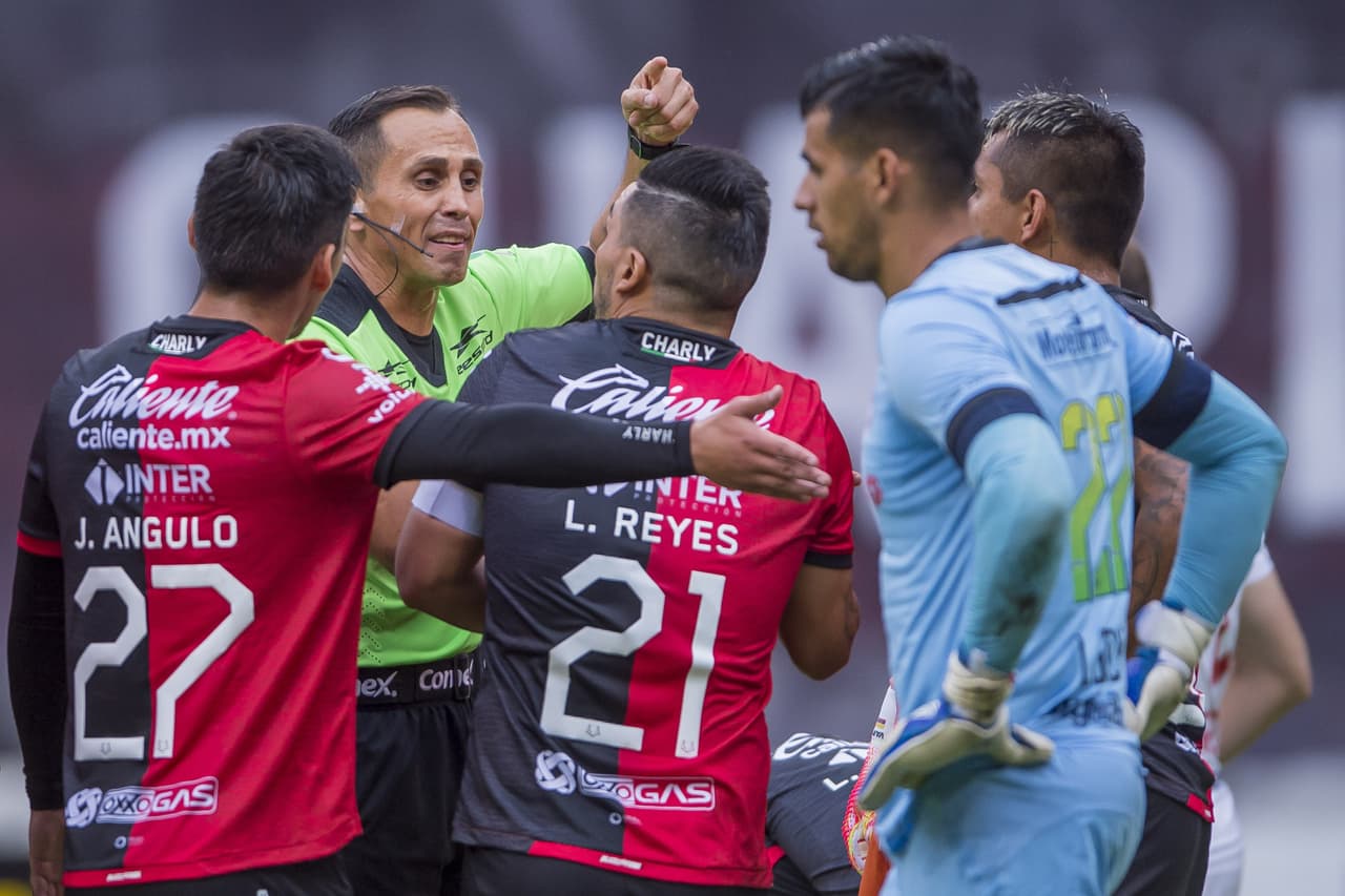 Los jugadores del Atlas suben la intensidad por lo que patean más y las amarillas salen.