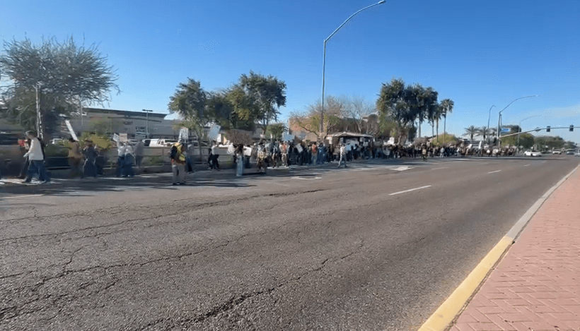 Algunos automovilistas que pasaban por la zona apoyaban con sus bocinas, lo que despertaba la algarabía de los asistentes.