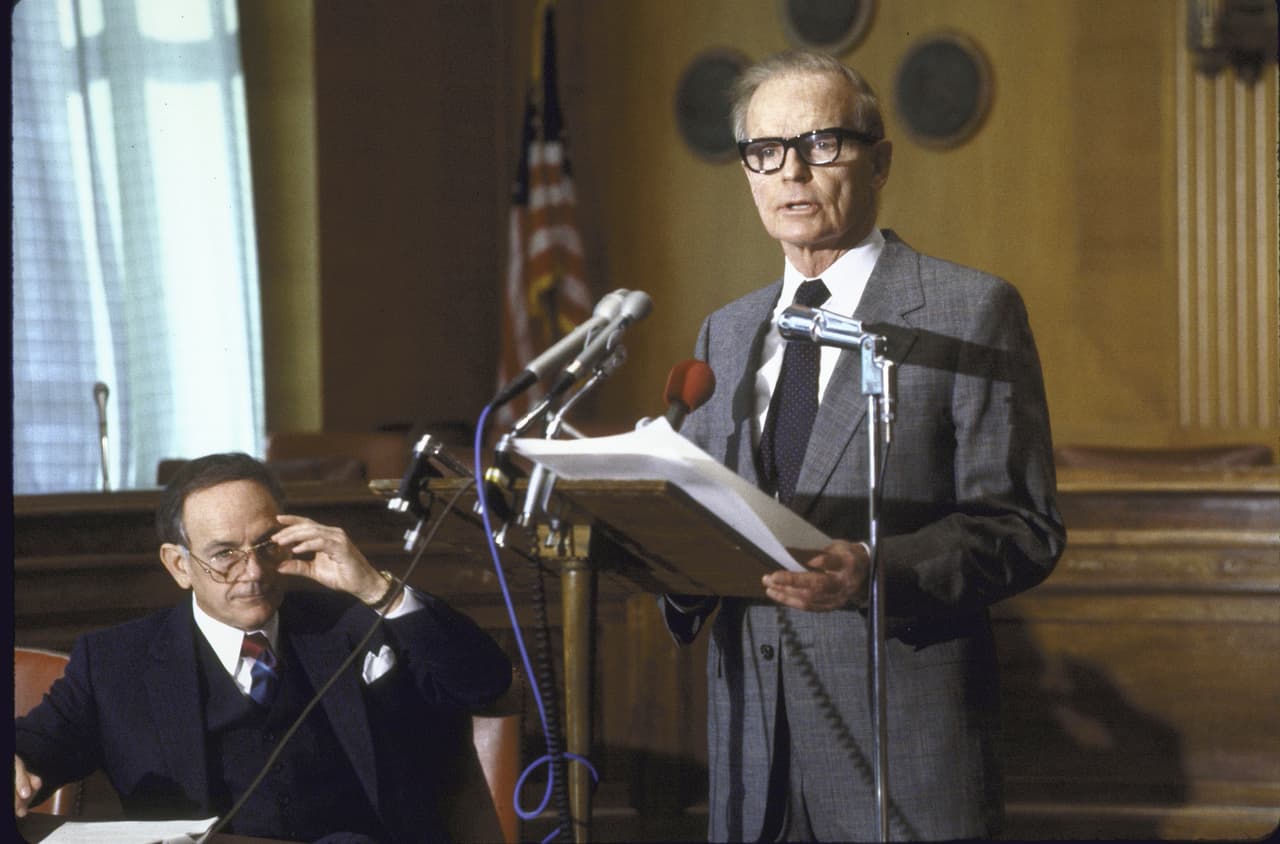 <b>16 horas y 12 minutos. William Proxmire (Demócrata por Wisconsin). </b>Se discutía el incremento del techo de la deuda. 28 de septiembre de 1981.