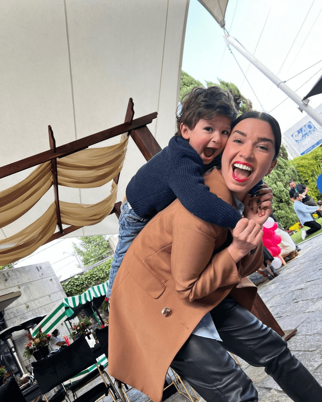 A Lucio le gusta convivir mucho con su mamá y prueba de ello es esta bonita imagen de lo feliz que se ven ambos.