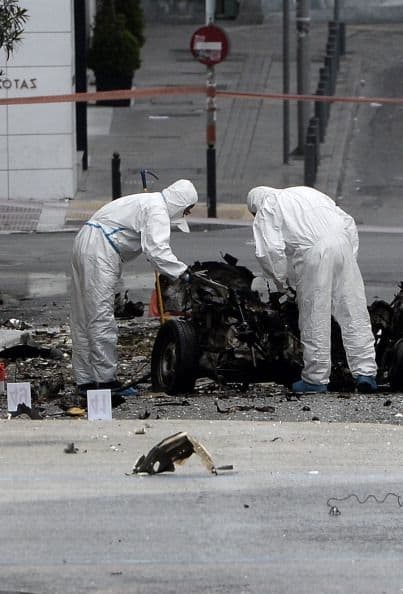 El vehículo, un Nissan Sunny, quedó prácticamente destruido.