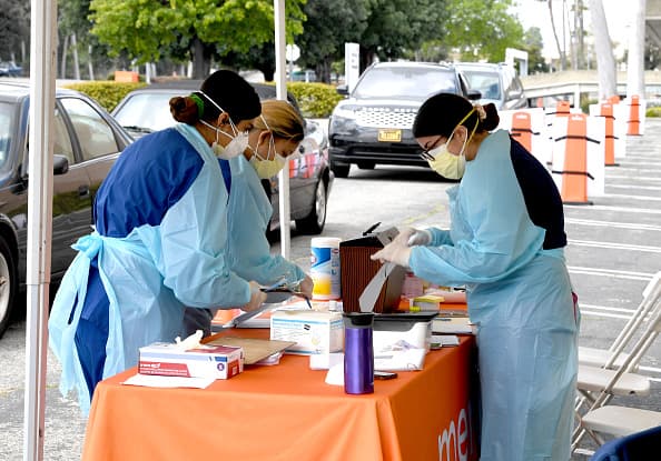 El año nuevo inició con un repunte de covid-19. El 
<a href="https://covid19.sanantonio.gov/Home" target="_blank">Distrito de Salud Metropolitano de San Antonio</a> informó que en tan solo tres días se reportaron 11,528 casos, por lo que aumentó el nivel de riesgo a "severo".
<br>
<br>Univision exhorta a que se verifique el status de los centros de vacunación en 
<a href="https://covid19.sanantonio.gov/What-YOU-Can-Do/Testing">https://covid19.sanantonio.gov/What-YOU-Can-Do/Testing</a> o 
<a href="https://covid19.sanantonio.gov/What-YOU-Can-Do/Testing" target="_blank">hacer clic aquí</a>.