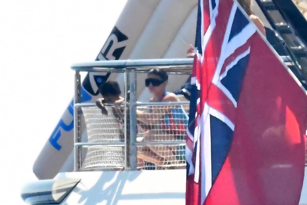 El yate cuenta una suite principal y tres salas VIP, spa, cine, gimnasio, piscina en la cubierta, bar, dos helipuertos y es atendido por un equipo de 29 personas.