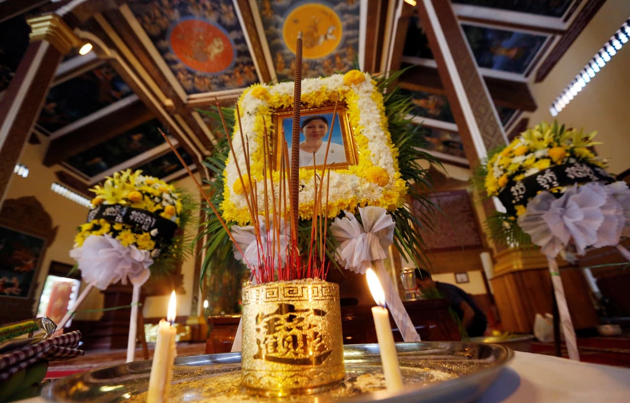 El jefe de la policía de la provincia de Sihanouk, Chuon Narin, dijo a la agencia de noticias Reuters que el príncipe Ranariddh "resultó herido de gravedad, pero estará bien".