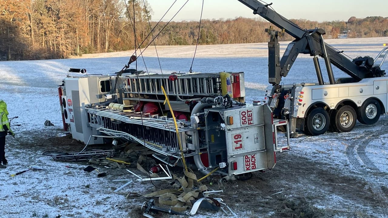 Camión de bomberos vuelca en Carolina del Norte a causa de las carreteras heladas 