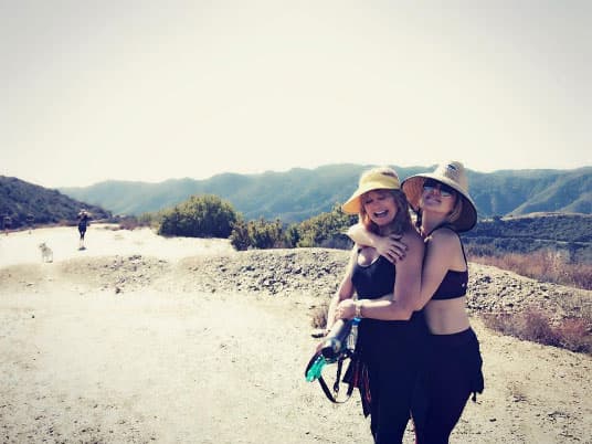 KATE HUDSON
<br>Con mami Goldie Hawn en una caminata antes de la gran cena