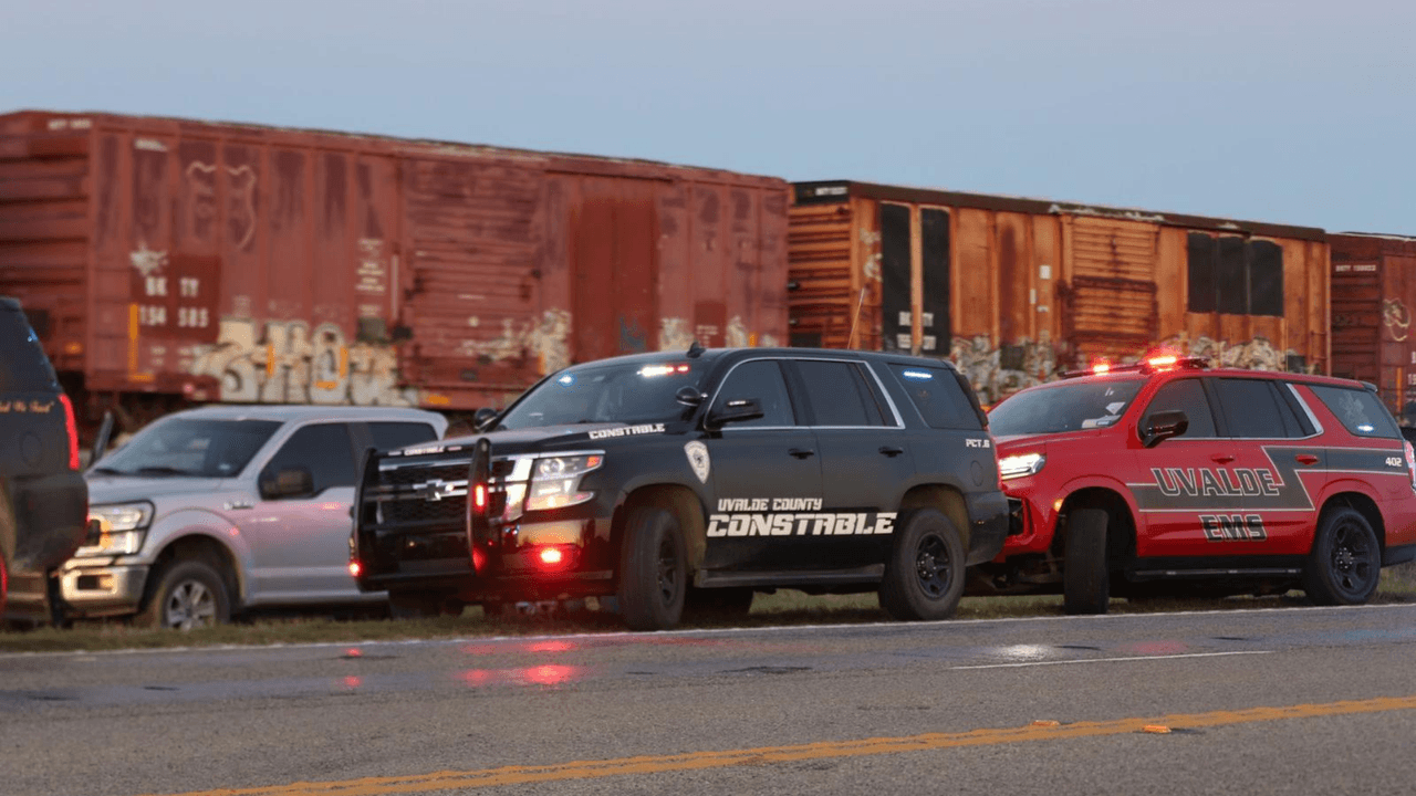 Arrestan al sospechoso de tráfico humano en incidente del tren de Knippa, Texas, donde murieron dos personas