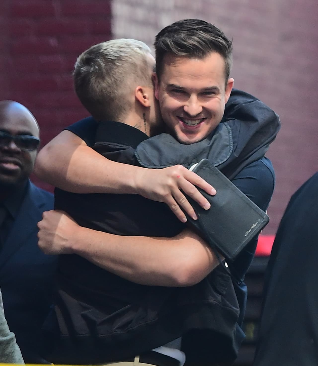 Justin Bieber, de pantalones cortos y dejando ver su tatuaje de Jesucristo en las piernas, estuvo dos horas en su servicio religioso. Al salir, abrazó y besó de manera afectuosa al Pastor Rich Wilkerson, quien ha ganado popularidad recientemente por ser amigo de Kourtney Kardashian.