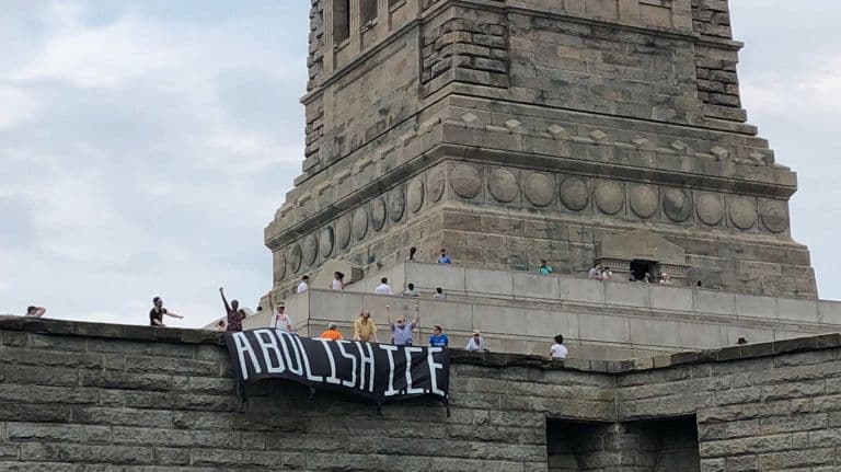 Una mujer se trepa a la Estatua de la Libertad para protestar por la separación de familias en la frontera
