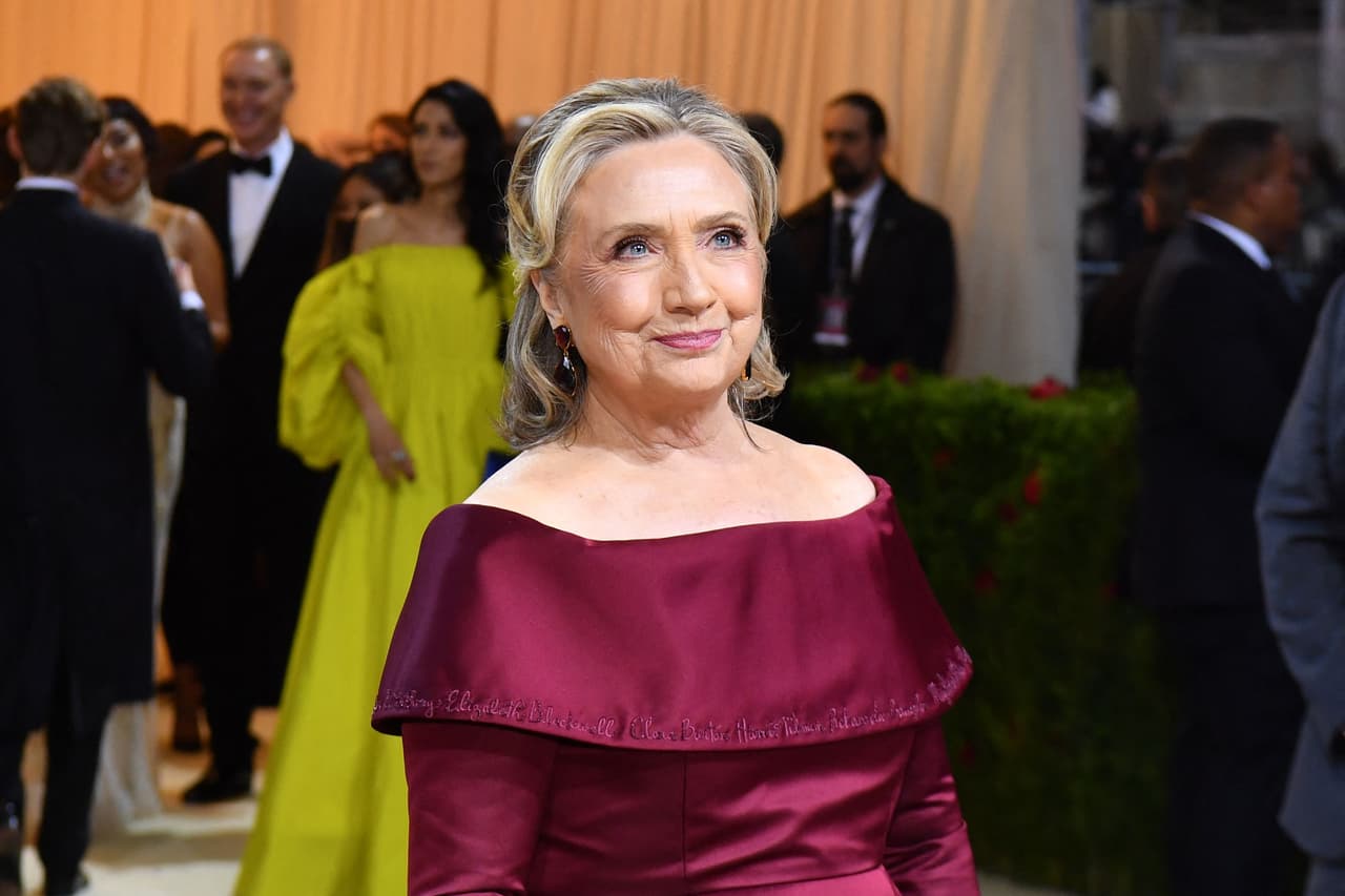 <b>Hillary Clinton</b>
<br>Si se ve a detalle, es posible apreciar ciertas inscripciones en el vestido Joseph Altuzarra que Hillary Clinton utilizó en la Met Gala 2022. Se trata de los nombres de las mujeres de la historia de los Estados Unidos a las las que admira, entre ellas, Rosa Parks, Lady Bird Johnson, Abigail Adams y Dorothy Rodham, su propia madre.
<br>