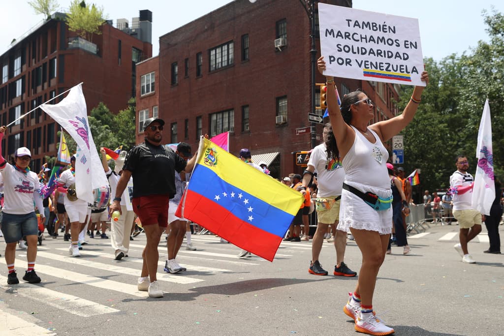 En medio de tanta música y color, 
<b>hubo un espacio en el Desfile de Orgullo LGBTQIA+ de Nueva York</b>, para enviar un mensaje de 
<b>solidaridad con Venezuela</b>.
<br>
<b>Dos terremotos</b>, el 24 de junio, provocaron al menos 
<b><a href="https://www.univision.com/noticias/america-latina/ultimas-noticias-del-terremoto-en-venezuela-aumenta-a-1-430-el-numero-de-victimas-mortales-y-mas-de-50-000-siguen-sin-ser-localizadas" target="_blank">1,450 muertes, según la cifra más reciente, cuatro días después</a></b>. 
<br>
<b>Quedan más de 50,000 personas desaparecidas</b>.
<br>Además, hay 
<b>miles de sobrevivientes durmiendo con el cielo como techo</b>, pues lo perdieron todo.