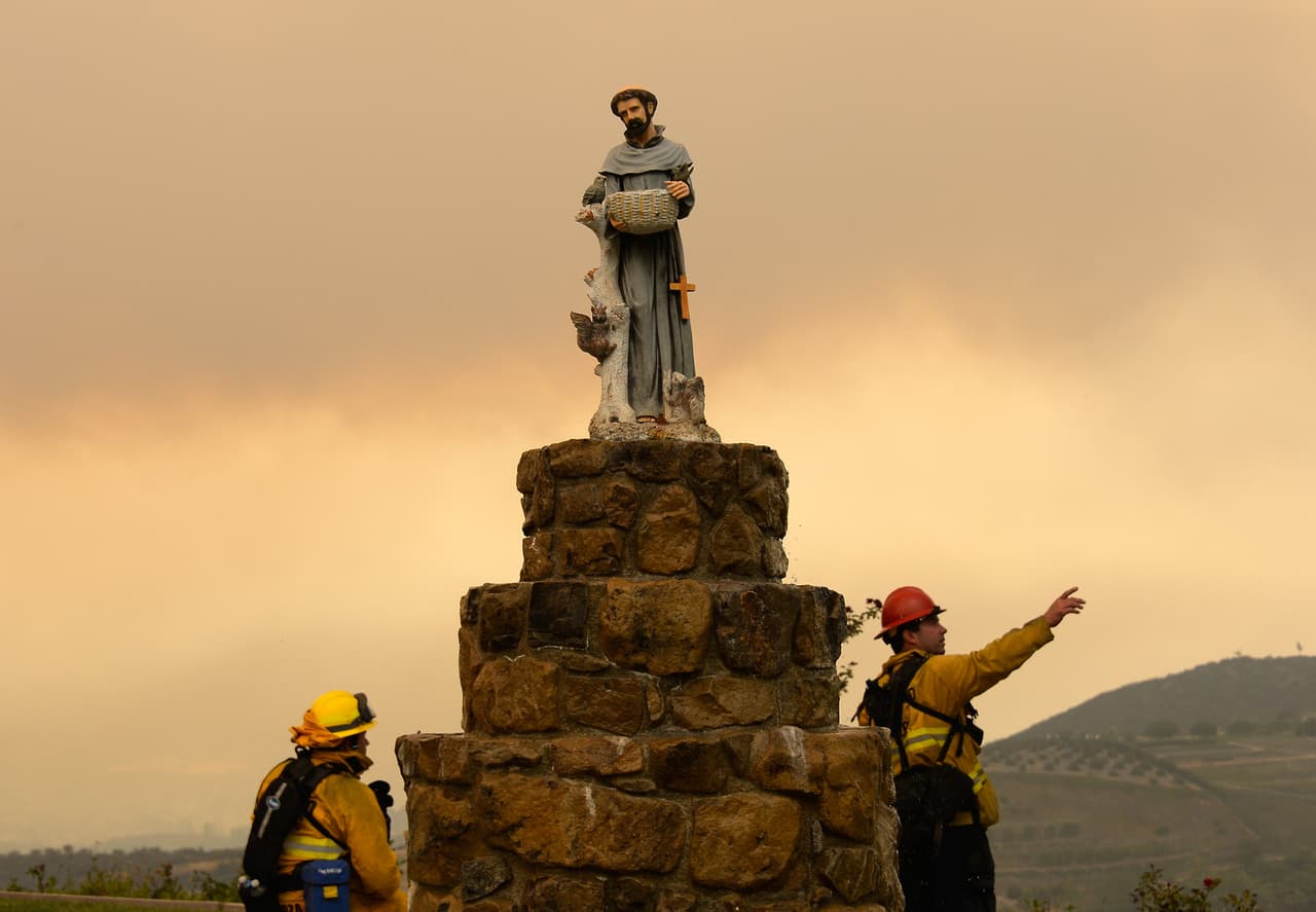 Más tarde, por 1224, se retiró al Monte Alvernia y construyó una pequeña celda. Ahí sucedió el milagro de las estigmas, pues quedaron impresas las señales de la pasión de Cristo en su cuerpo. A partir de entonces llevaba las manos dentro de las mangas del hábito y llevaba medias y zapatos. Dijo que le habían sido reveladas cosas que jamás diría a hombre alguno. Tiempo después bajó del Monte y curó a muchos enfermos.