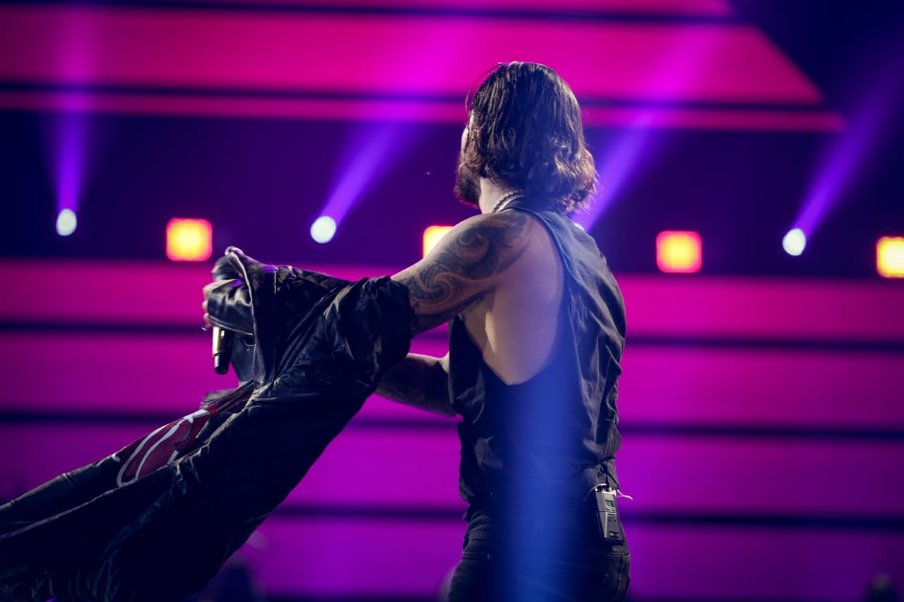 Después de cantar 'Bella', con Wolfine, el 'Pretty boy' se quitó la chamarra de cuero para seguir cantando.