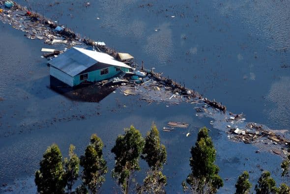 La decisión les salvó la vida. Gutiérrez huyó río arriba junto a su familia repartida en dos grupos: su padre y su hijo Emilio José, de cuatro años, en una lancha, y él, su madre y su esposa Sofía en otra. Poco después de iniciar la huída, el motor de su embarcación se fundió. Desde allí fue testigo indeseable de la desaparición de su hijo y de su padre.