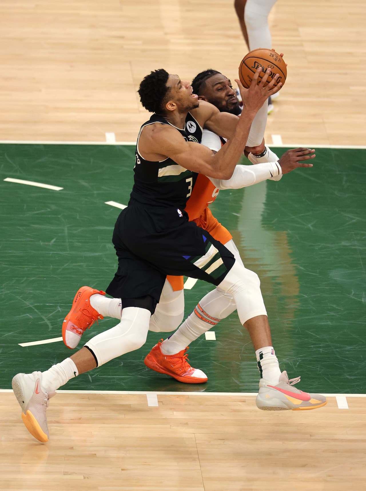 Las faltas personales sobre Giannis dotaron a los Bucks del oxígeno que necesitaban para romper el empate. El griego no falló tiros libres en toda la noche.