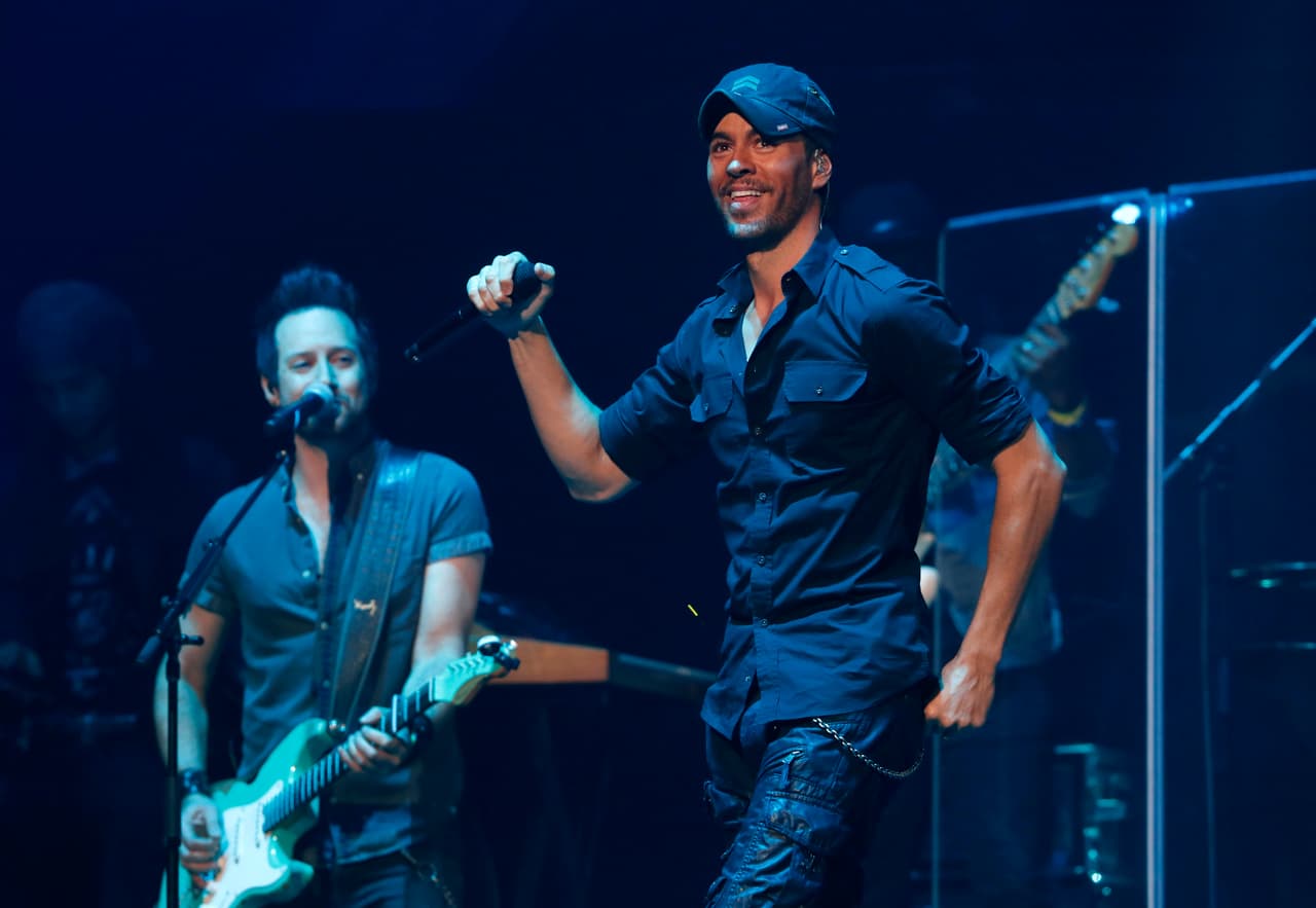 El cantante español no ha parado de enamorar al público con sus canciones y así es como luce después de 24 años desde su primera vez en esta ceremonia.