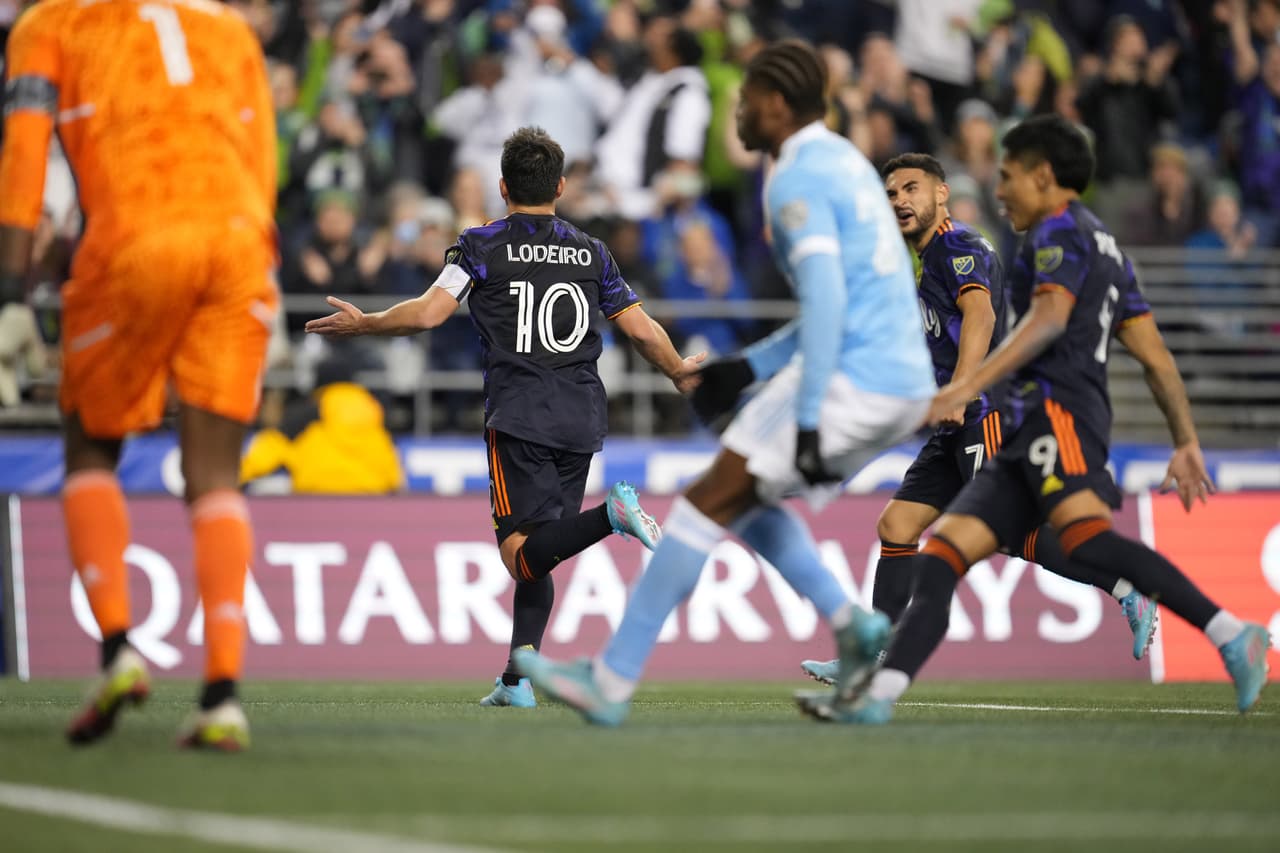 Al 65’, Ruidíaz fue derribado en el área. La jugada se revisó en el VAR y se concedió la pena máxima. Nicolás Lodeiro no tuvo piedad y anotó para el 3-1 definitivo que le da a Seattle una buena ventaja para la vuelta en New Jersey.