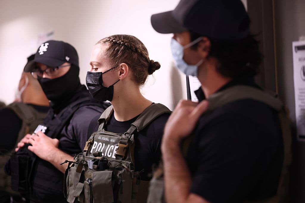 El 30 de junio de 2025, agentes de ICE patrullan el Federal Plaza Courthouse en Nueva York, donde miles buscan asilo en audiencias judiciales. El aumento de operaciones de ICE, que ha duplicado los arrestos en 38 estados según UC Berkeley, genera tensión entre los inmigrantes. (Foto por Michael M. Santiago/Getty Images)
<br>