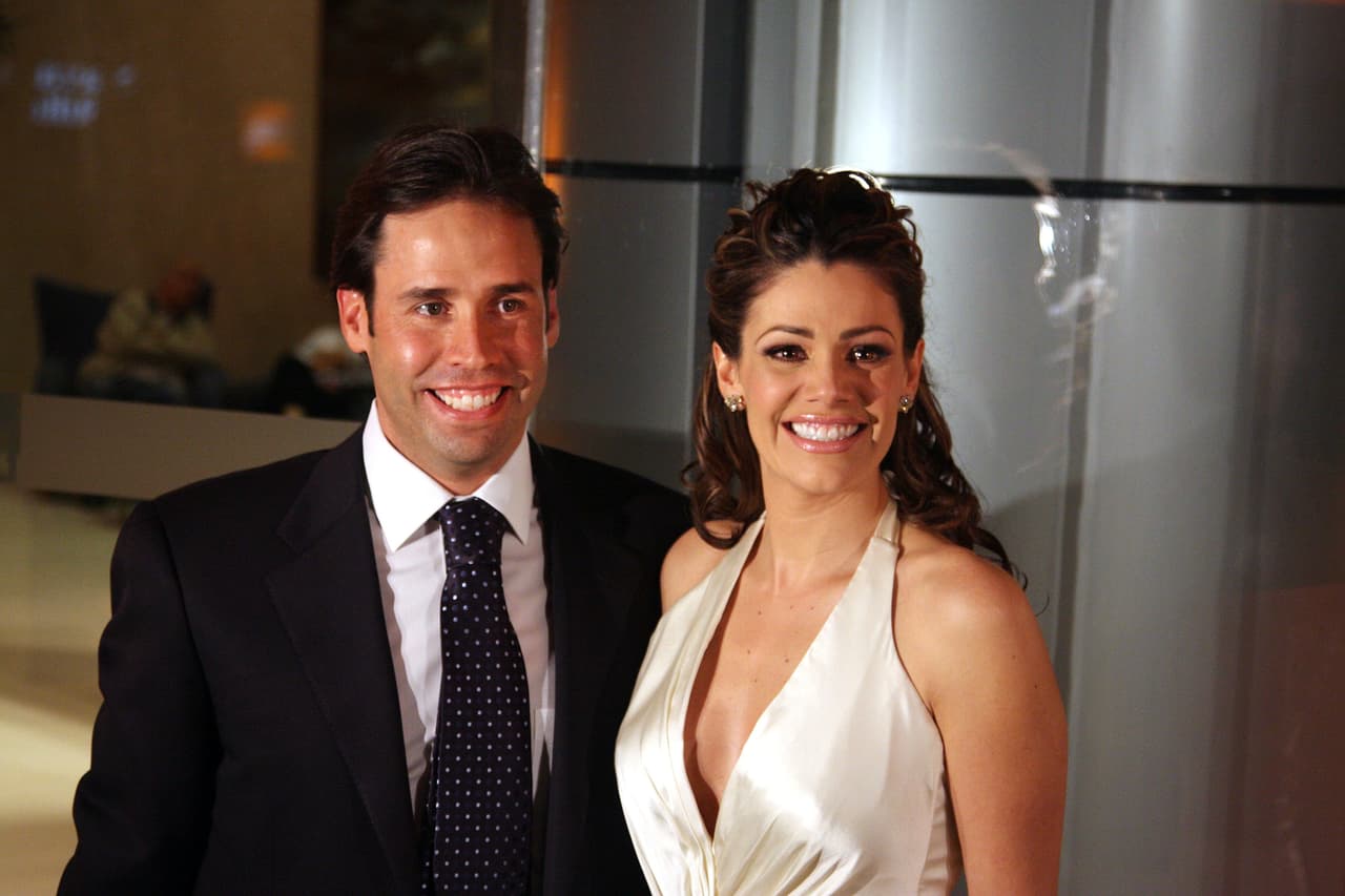 La pareja tiene dos hijos: Santiago y María José Martínez. Para Luz Elena y su esposo, sus hijos son: "Nuestro motor y motivación más grande en la vida, nuestro motivo para ser mejores cada día".