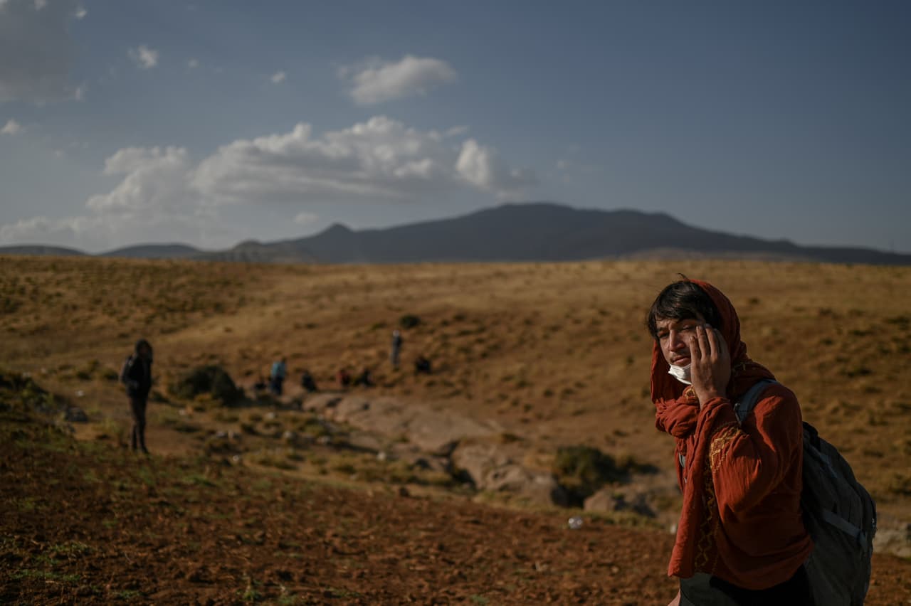 Un grupo de migrantes afganos buscan un lugar para descansar después de atravesar Irán y cruzar la frontera con Turquía, el 15 de agosto. Se encuentran cerca del lago Van, a unas 1,500 millas al oeste de Kabul.
<br>
<br>A diferencia de 2011, cuando millones de refugiados de Siria encontraron la frontera de Turquía abierta, hoy un límite severamente vigilado espera a los refugiados afganos en Turquía.
<br>