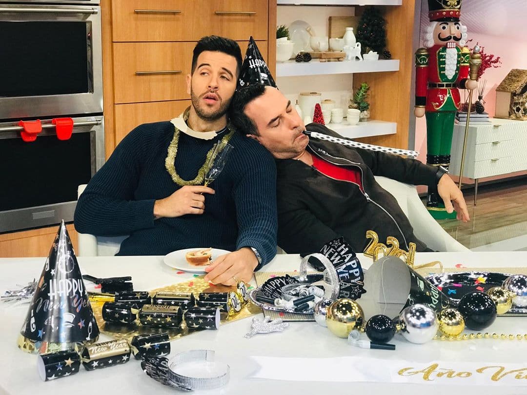 El 1 de enero Yisus y Carlos llegaron a conducir el primer show de este 2020 después de una noche de fiesta.