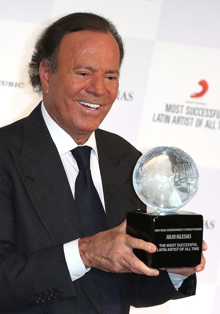 Incluso se ha dicho que el intérprete español de 75 años no ha tenido oportunidad de conocer a sus nietos, los gemelos Lucy y Nicholas, fruto de la relación de su hijo 
<b><a href="https://www.univision.com/temas/enrique-iglesias" target="_blank">Enrique con la extenista rusa Anna Kournikova</a></b>.