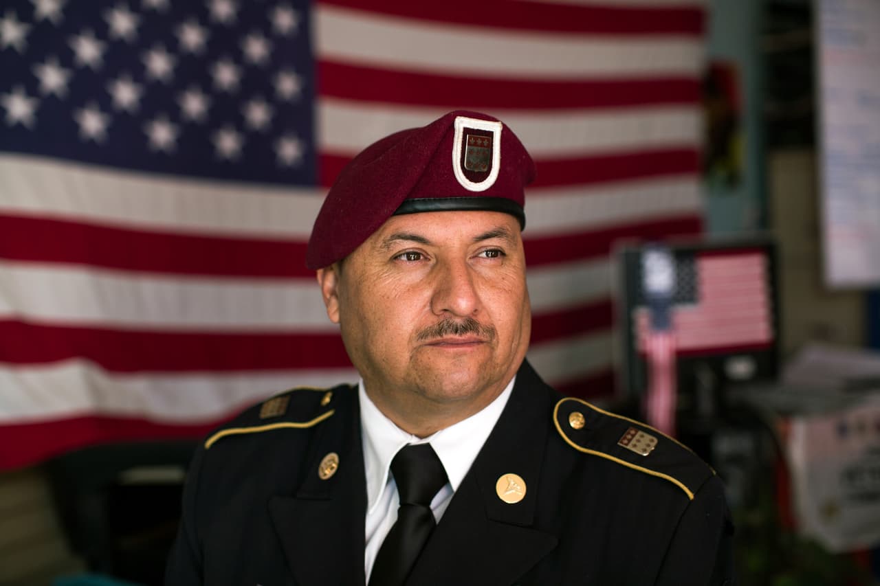 <b>Veterano de regreso. </b>A pesar de haber servido en el ejército de Estados Unidos, desde 1996 cientos de exmilitares han sido deportados a sus países de origen.
<b> <a href="https://www.univision.com/noticias/inmigracion/en-fotos-veteranos-de-guerras-estadounidenses-que-viven-del-otro-lado-del-muro-fotos">Héctor Barajas fue llevado a EEUU cuando era un niño</a></b> y en 1984 obtuvo la residencia legal. Cuando cumplió 18 años, se alistó en el ejército donde sirvió durante seis años. Salió del ejército con honores en 2001, pero luego fue condenado por disparar una pistola en un vehículo. Fue deportado. Un perdón concedido por el gobernador de California, Jerry Brown, en abril de 2017, abrió las puertas a Barajas y otros veteranos deportados para que obtener la ciudadanía estadounidense.
