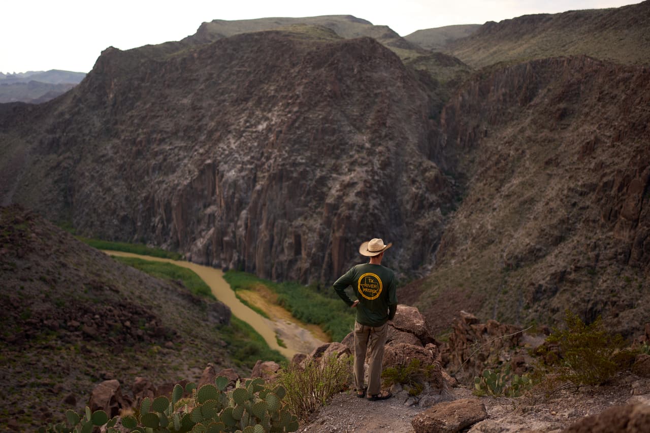 Charlie Angell se encuentra en un mirador con vistas al río Grande durante una excursión guiada en el Parque Estatal Big Bend Ranch, el jueves 24 de septiembre de 2026, cerca de Redford, Texas.