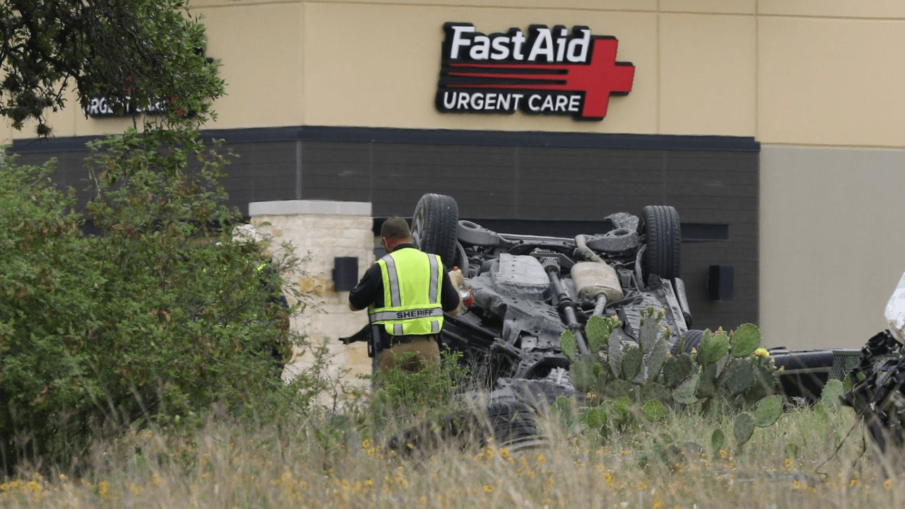 Las autoridades impondrán cargos de homicidio imprudente en este caso. 
<b>Testigos del choque dijeron que el Mustang blanco supuestamente manejaba de forma imprudente y muy rápido, desde la carretera 151</b>, según un comunicado de la Oficina del Sheriff del Condado de Bexar.