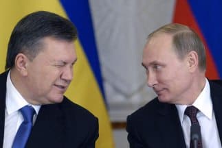 El fugado presidente de Ucrania, Viktor Yanukovych, platica con el presidente de Rusia, Vladimir Putin.