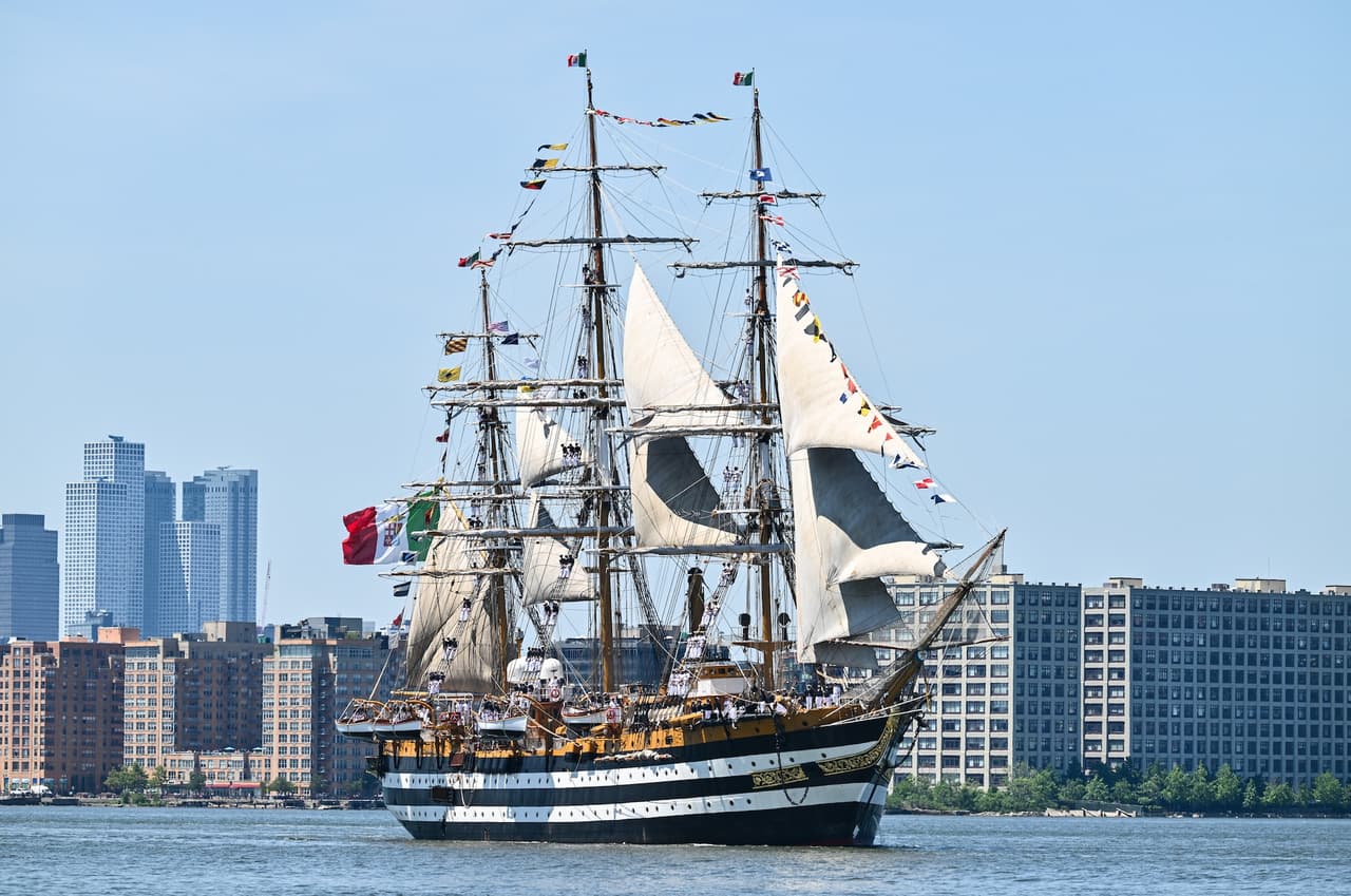 El italiano Amerigo Vespucci participa en el desfile naval Sail4th 250 en el río Hudson de la ciudad de Nueva York.
