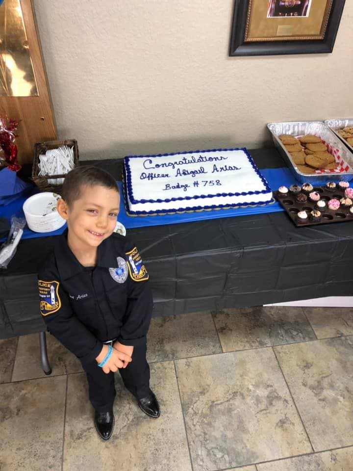 A la juramentación de Abigail llegaron policías de todo el estado. La pequeña también tuvo una torta con su número de placa #758.
