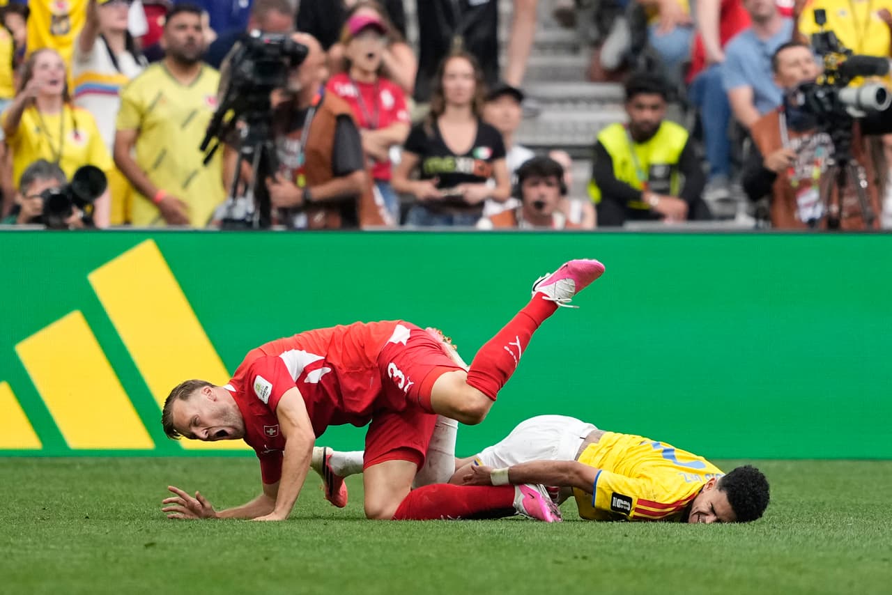 El suizo Silvan Widmer (izquierda) y el colombiano Luis Díaz chocan durante el partido de octavos de final de la Copa del Mundo entre Suiza y Colombia en Vancouver, Columbia Británica, el martes 7 de julio de 2026.
